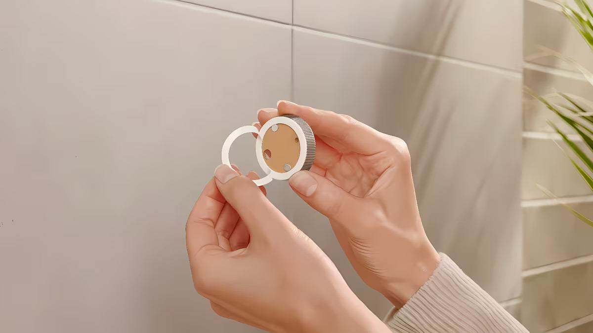 Metalni kavelj za ogrtač Tesa u brušenoj izvedbi hard graphite s ljepljivom montažom bez bušenja