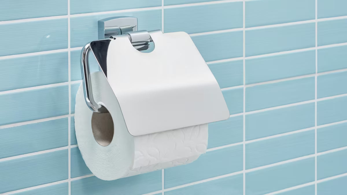 Kromiran oglati držalo za toaletni papir Tesa Klaam z montažo brez vrtanja s sistemom tesa Power.Kit.