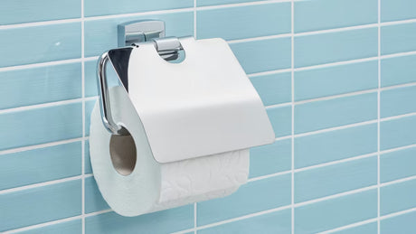 Kromiran oglati držalo za toaletni papir Tesa Klaam z montažo brez vrtanja s sistemom tesa Power.Kit.