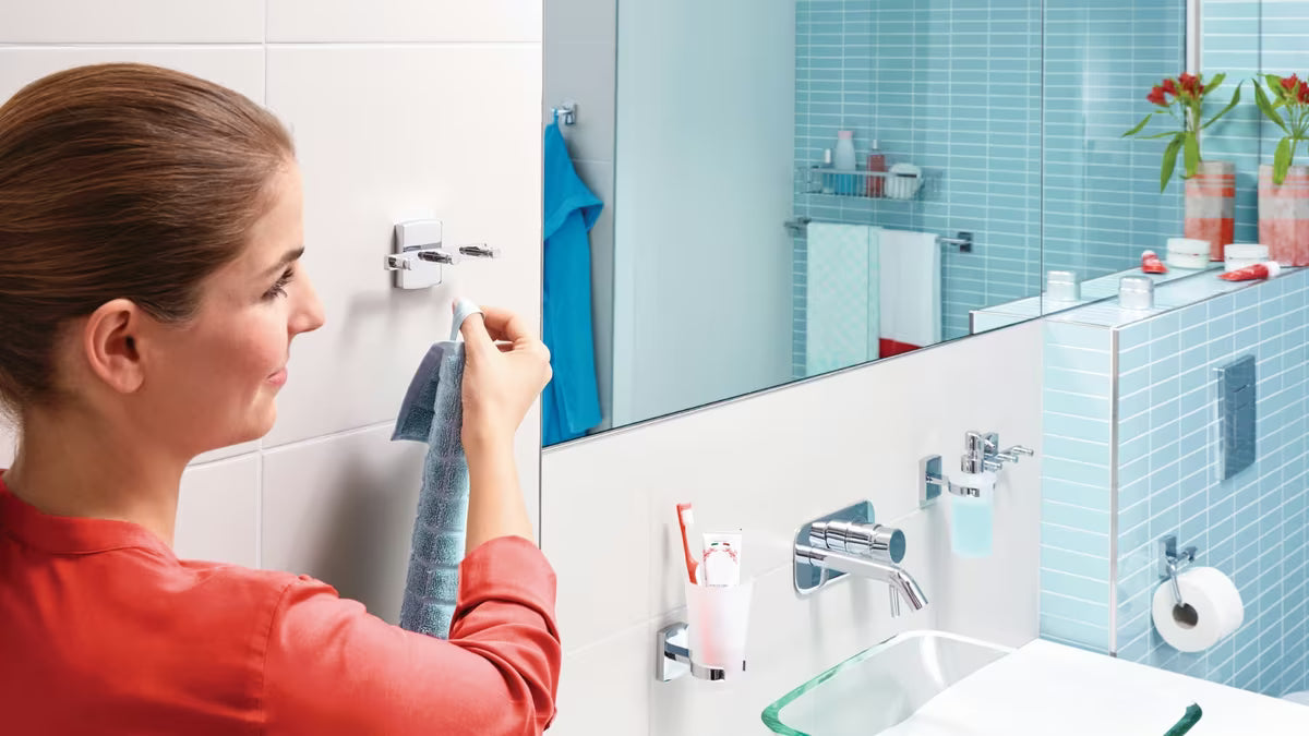 Samoljepljivi kavelj Tesa Klaam u sjajnom kromu pro vješanje ručnika bez bušenja