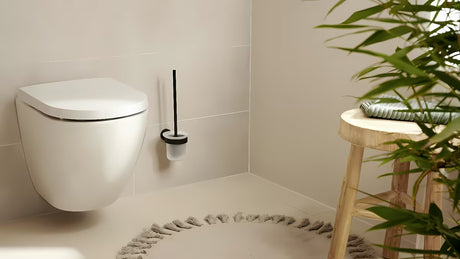 WC ščetka Tesa Moon Black v mat beli barvi s stekleno posodico in montažo brez vrtanja
