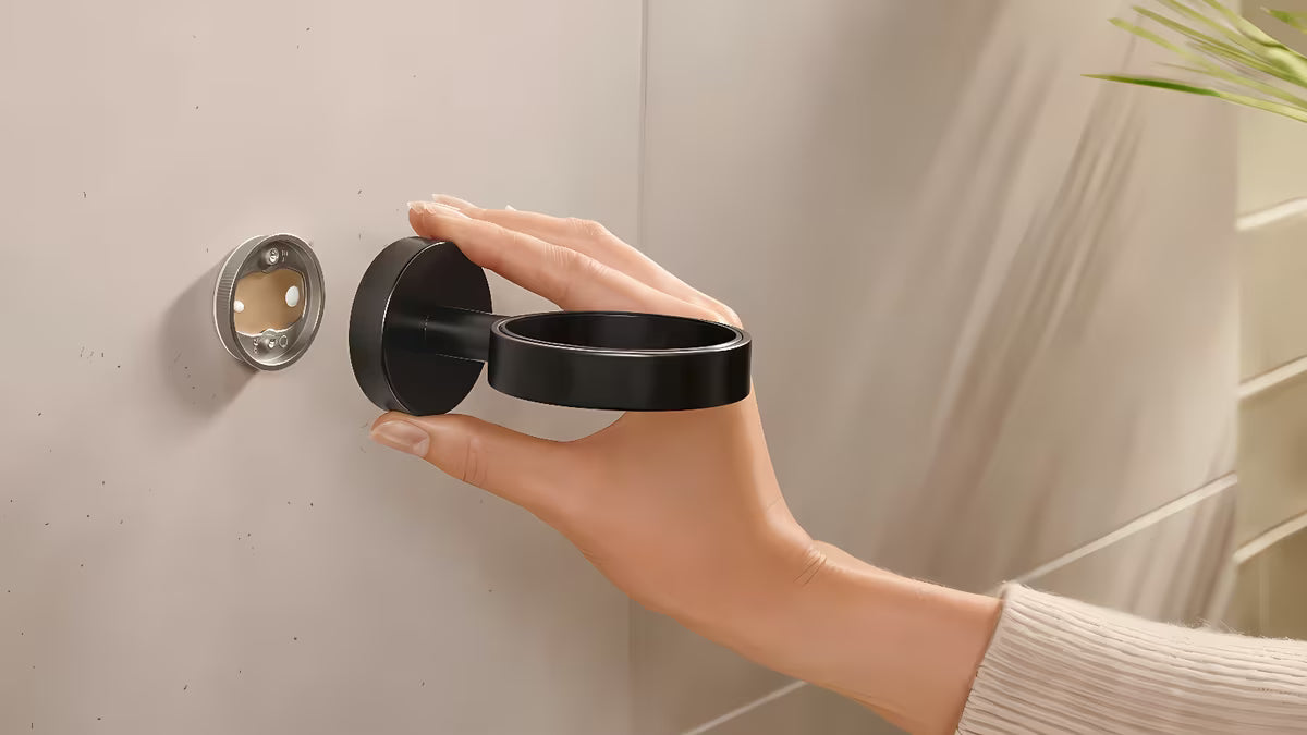 Tesa Moon Black držalo kozarca za zobne ščetke v mat beli barvi s satiniranim steklom