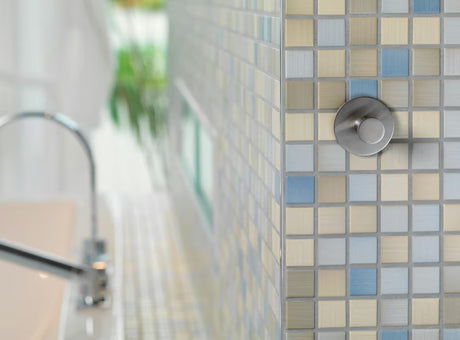 Tesa powerbutton Classic kovinski kavelj iz krtačenega jekla pro montaža brez vrtanja na ploščice.