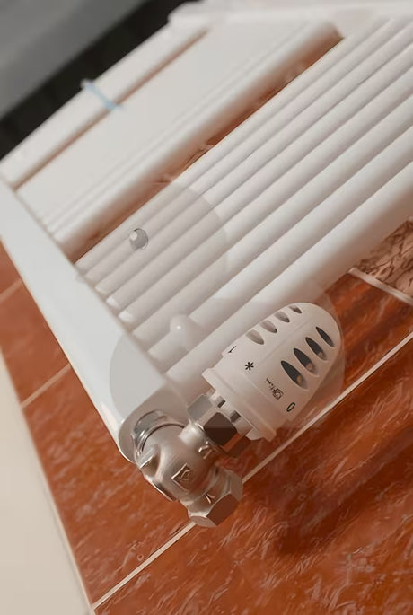 Bel kombiniran cevni radiator Thermal Trend KD 132x45 cm, primeren za kopalnico
