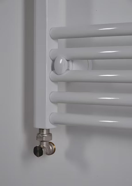 Bel kombiniran cevni radiator Thermal Trend KDO 45x168 cm primeren za kopalnico.