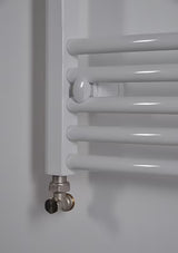 Bel kombiniran cevni radiator Thermal Trend KDO 45x98 cm za kopalnico.