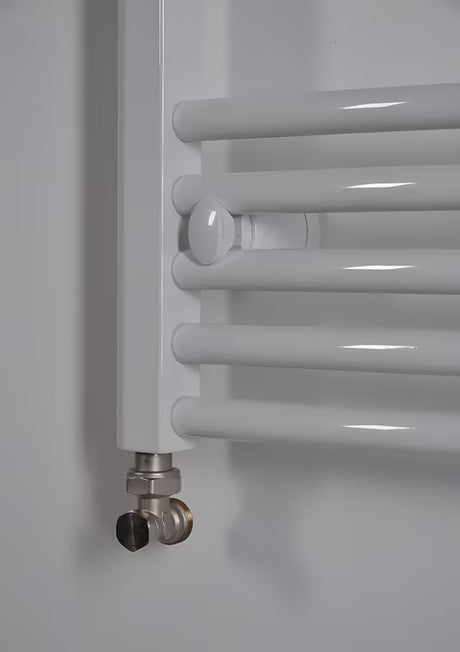 Bel kombiniran cevni radiator Thermal Trend KDO 45x98 cm za kopalnico.