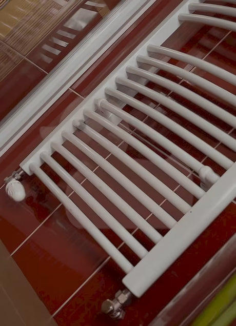 Bel kombiniran cevni radiator Thermal Trend KDO dimenzije 75x185 cm, primeren za kopalnico.