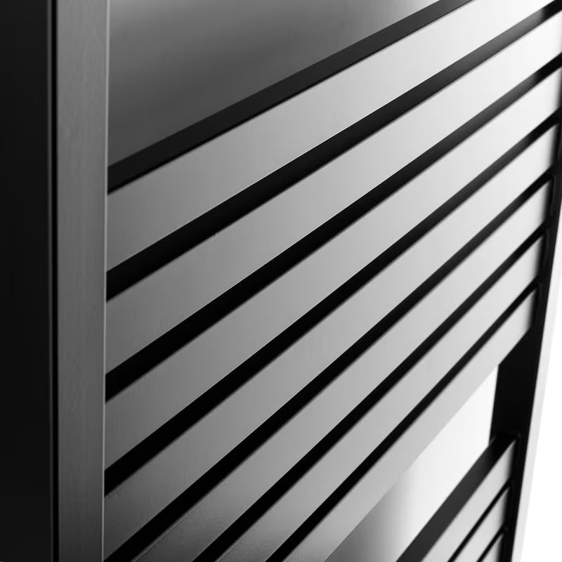 Kombiniran radiator Thermal Trend Kh 60x133 cm v črni mat izvedbi z ukrivljenimi prečkami.