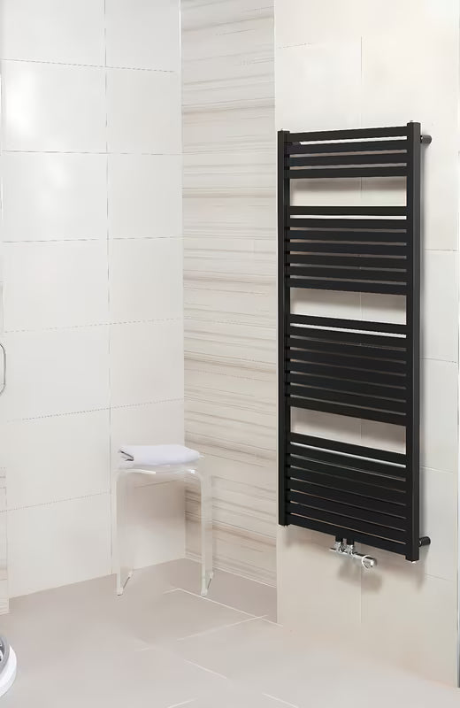 Kombiniran radiator Thermal Trend Kh 60x133 cm v črni mat izvedbi z ukrivljenimi prečkami.