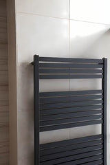 Kombiniran radiator Thermal Trend Kh 60x133 cm v črni mat izvedbi z ukrivljenimi prečkami.