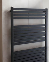 Kombiniran radiator Thermal Trend KH 45x97 cm v mat črni barvi s sredinskim priklopom