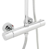 Tušni sistem Tres Base Plus s termostatsko armaturo v izvedbi chrome z nadglavno in ročno prho.