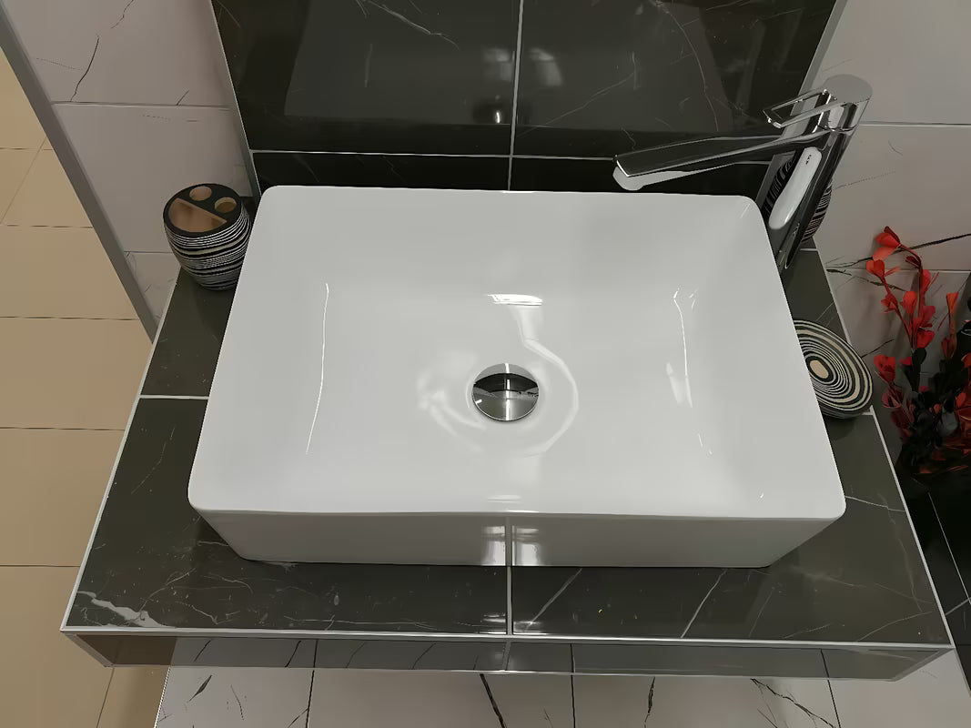 Bel kvadraten umivalnik na ploščo Triomini Slim iz tanke keramike, 55 x 39 cm