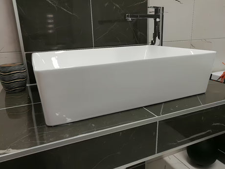 Bel kvadraten umivalnik na ploščo Triomini Slim iz tanke keramike, 55 x 39 cm