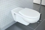 Bela viseča WC školjka Vitra z brezrobnim splakovanjem pro enostavno vzdrževanje