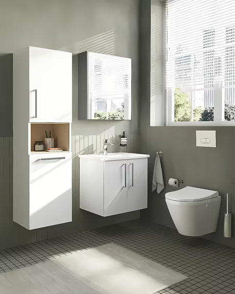 Bela WC deska Vitra Integra z slim dizajnom in funkcijo mehko Zapiranje Soft Close