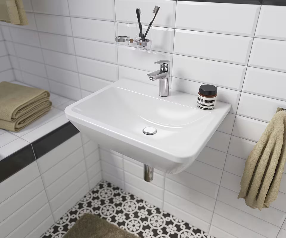Beli viseče keramični umivalnik vitra Integra 55x45 cm z odprtino pro za armaturo na sredini in prelivom.