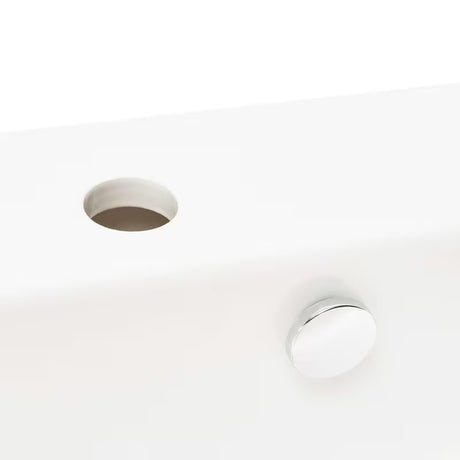 Beli viseči umivalnik Vitra Integra 60x36 cm iz keramike z odprtino pro za armaturo na sredini in prelivom.