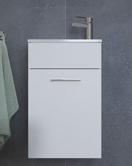 Bijela koupalniški sestav Vitra Mia z umivalnikom, s visećim ormarićem, ogledalom i LED rasvjetom