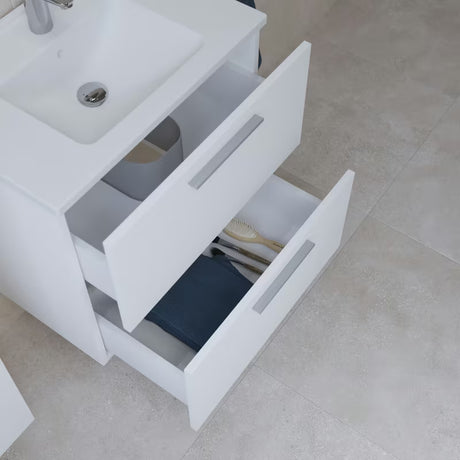 Bijeli koupalniški sestav Vitra Mia s keramičkim umivaonikom, visećim ormarićem, ogledalom i LED rasvjetom.