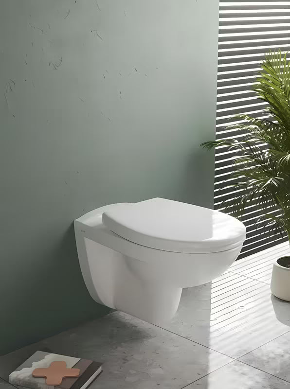 Bela WC deska Vitra Normus s tehnologijo mehko Zapiranje Soft Close, EasyLock in kovinskimi tečaji s skritim pritrjevanjem.