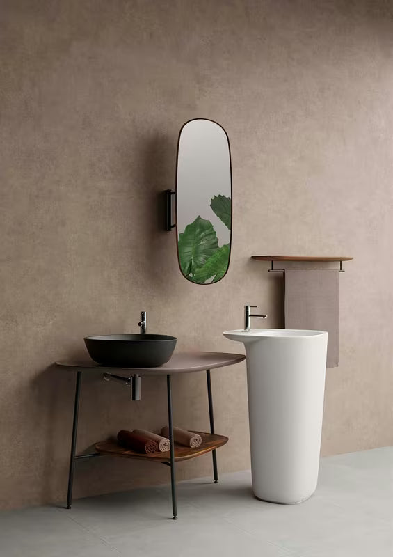 Črni mat umivalnik na ploščo Vitra Plural 47 x 40 cm s trikotno obliko