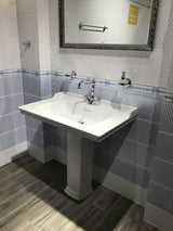 Bel keramični viseči umivalnik Vitra Ricordi 80 x 53 cm z odprtino pro za armaturo na sredini in prelivom.