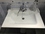 Bel keramični viseči umivalnik Vitra Ricordi 80 x 53 cm z odprtino pro za armaturo na sredini in prelivom.