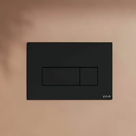 Crne mat aktivirna tipka Vitra Root Square pro vodokotlića vitra s mehaničkim dvokoličinskim ispiranjem.