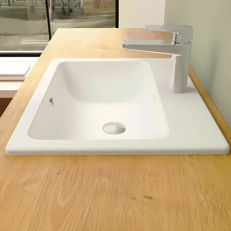 Vgradni umivalnik Vitra S20 55 x 45 cm v beli keramiki s prelivom in odprtino pro za armaturo na sredini