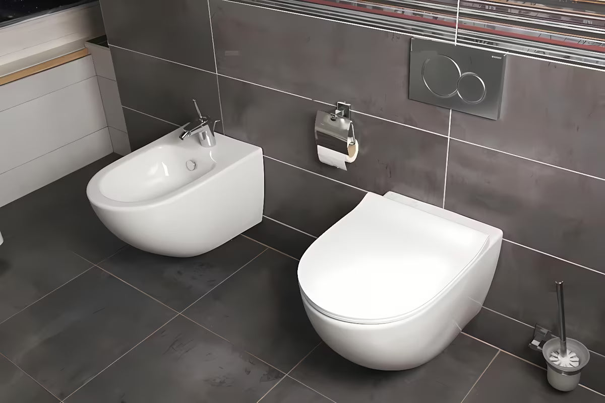 Beli viseča WC školjka vitra Shift brez splakovalnega kroga s skritim pritrjevanjem in zaobljeno obliko.