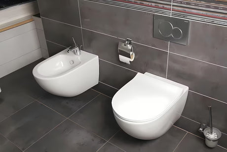 Beli viseča WC školjka vitra Shift brez splakovalnega kroga s skritim pritrjevanjem in zaobljeno obliko.
