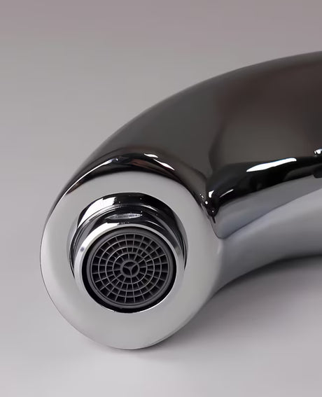 Kromirana senzorska armatura za umivalnik Weltservis Donner s infracrvenim aktiviranjem i ručicom za regulaciju temperature.