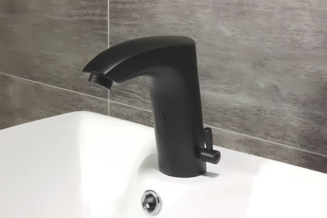 Crna beskontaktna armatura za umivalnik Weltservis Donner AutoFlow 02 s infracrvenim senzorom i ručicom pro za podešavanje temperature.