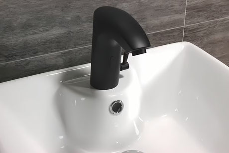Crna beskontaktna armatura za umivalnik Weltservis Donner AutoFlow 02 s infracrvenim senzorom i ručicom pro za podešavanje temperature.