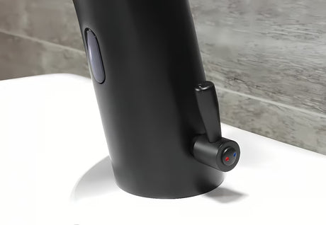 Crna beskontaktna armatura za umivalnik Weltservis Donner AutoFlow 02 s infracrvenim senzorom i ručicom pro za podešavanje temperature.