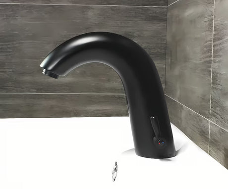 Crna beskontaktna armatura za umivalnik Weltservis Donner AutoFlow 03 s infracrvenim senzorom i upravljačkom ručicom.