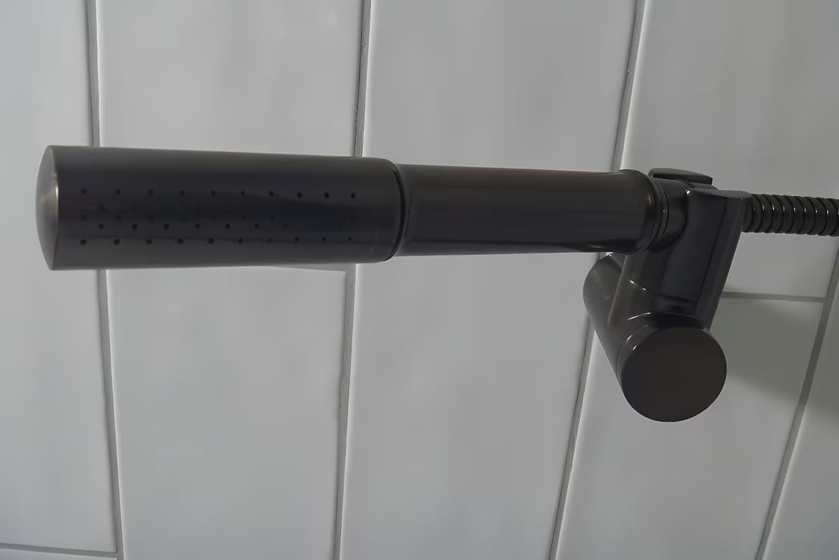 WF Industrial enoročna stenska armatura za kad s tuš setom v obdelavi oljno brušen bron dark-metal.