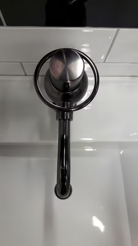 Enoročna stoječa armatura za umivalnik WF Industrial Dark-Metal brez odtoka u završnoj obradi uljna brušena bronca.