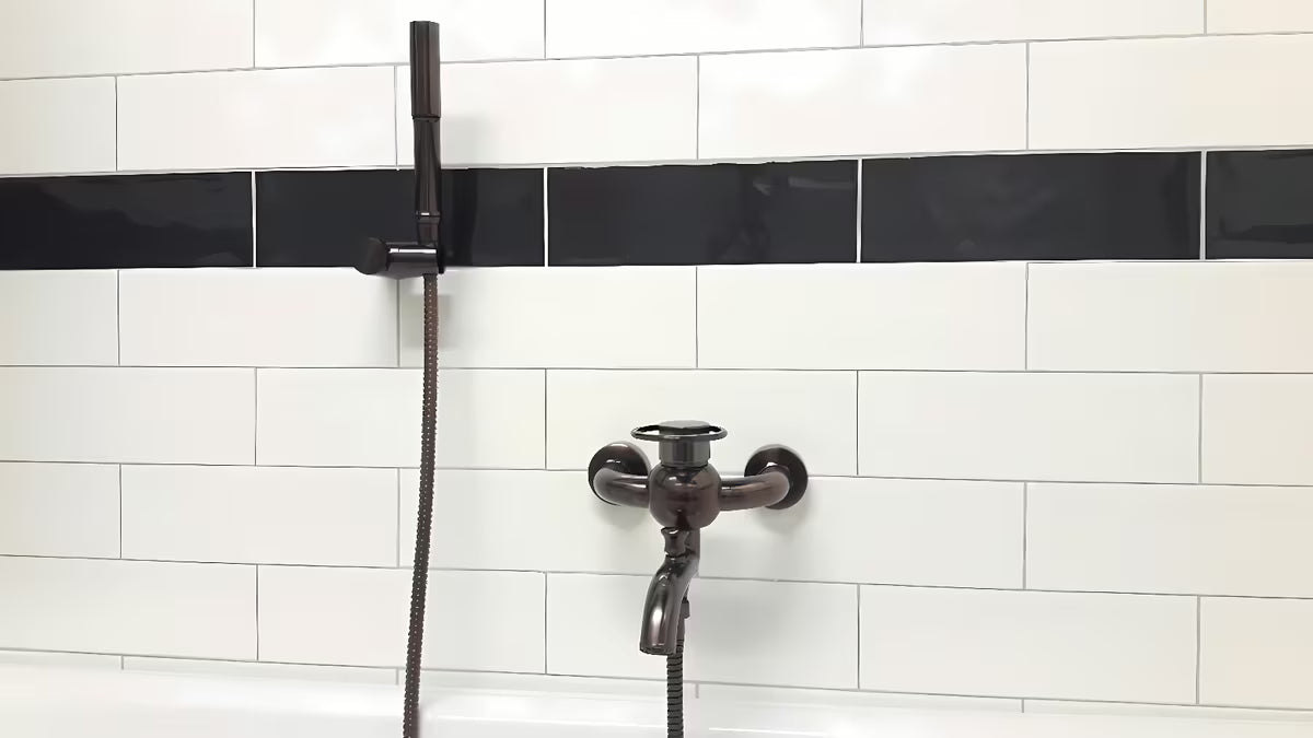 WF Industrial enoročna stenska armatura za kad s tuš setom u završnoj obradi uljna brušena bronca dark-metal.